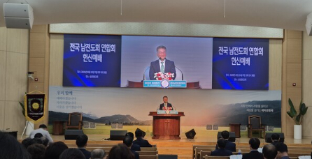 정원기 목사가 지난 24일 성산한빛교회에서 열린 전국남전도회연합회 순회헌신예배에서 말씀을 전하고 있다.