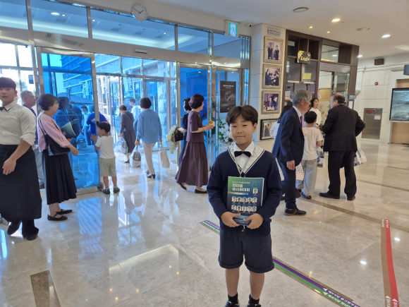 안내 데스크 최연소 봉사자 정태성(13) 학생의 모습