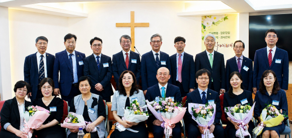 창원소명교회 배종철 목사 위임 및 임직(은퇴) 감사예배가 지난 5월 31일 창원소명교회에서 열렸다.