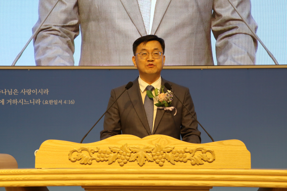당회장 최종혁 목사(창원가음정교회)가 사회를 보고 있다.
