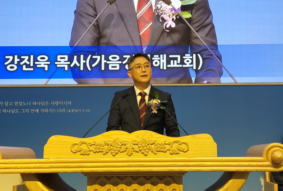 가음정진해교회 강진욱 목사가 인사말을 하고 있다.