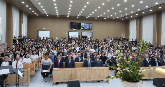 가음정교회 성도들이 설립 감사예배를 드리고 있다.