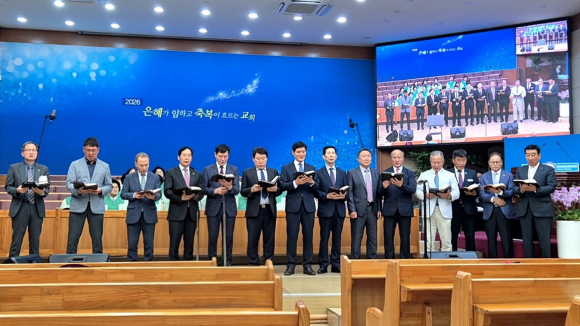 특송을 하고 있는 전국남전도연합회 회원들의 모습