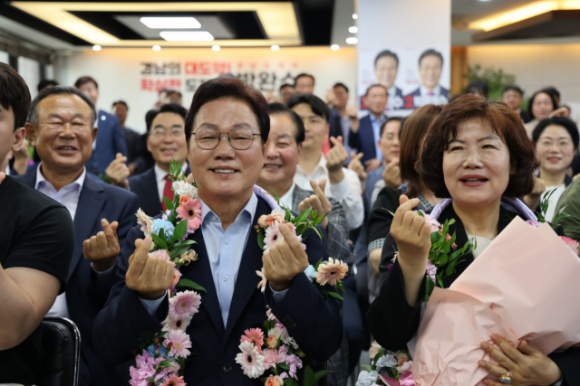 박완수 경남지사 당선자가 지난 4일 오전 창원시 성산구 상남동 선거캠프에서 당선이 확정된 뒤 기념촬영을 하고 있다.