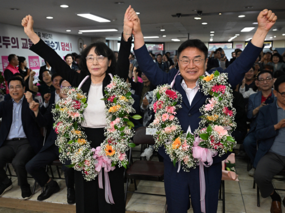 경남도교육감 권순기 당선인과 아내 김윤희 씨가 지난 4일 오전 자신의 선거 사무소에서 당선이 확정되자 기뻐하고 있다.
