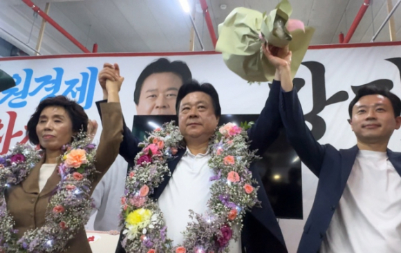 국민의힘 강기윤(가운데) 창원시장 후보가 지난 4일 오전 선거사무소에서 당선 축하를 하고 있다.