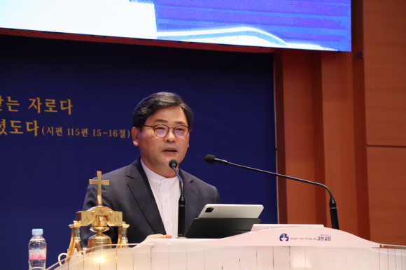 전임대표회장 이창교 목사(상남교회)가 설교를 하고 있다.