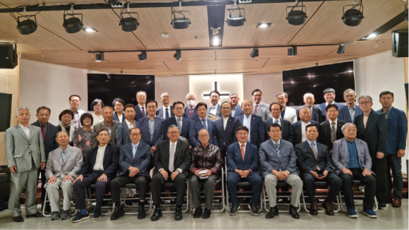 지난 6월 13일, 열린 조찬기도회 후 설교를 맡은 (맨 앞줄 왼쪽 4번째부터 차례로)주성철 목사, 구동태 감독, 권순기 교육감, 이종승 목사와 함께 기념사진을 찍고 있다.