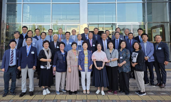 지난 6월 13일, 경남 김해시 흥동로에 위치한 김해중앙교회에서 국제기드온 전세계 동시기도의 날 참석 후 기념사진을 찍고 있다.