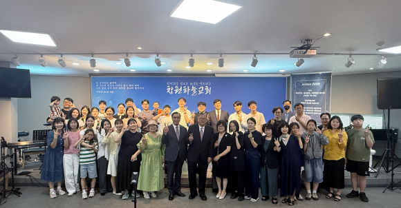 지난 6월 12일부터 14일까지 창원하늘교회(노명학 목사)에서 열린 주성철 목사 초청 특별집회 후 성도들이 기념사진을 찍고 있다.