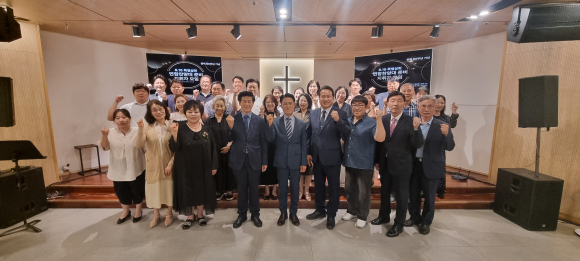 지난 6월 11일, 창원시 마산회원구에 위치한 합성교회(최정규 목사)에서 광복 81주년 기념 연합찬양대 준비 지휘자 모임 후 기념사진을 찍고 있다.