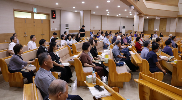 김해기독교회연합회 회원들이 말씀세미나를 듣고 있는 모습