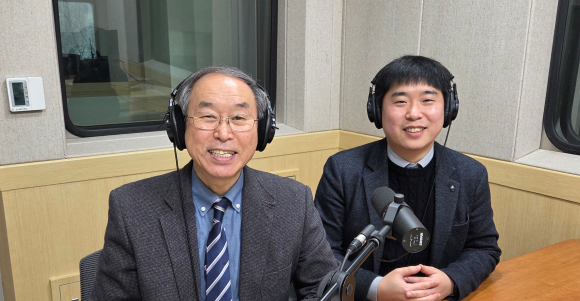 극동방송에서 방송설교하는 밀양서부교회 공동목회자 김기홍 목사와 윤찬영 목사