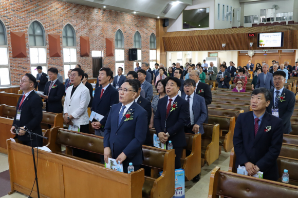 지난 6월 20일, 경남 고성군 고성읍에 위치한 고성교회에서 열린 제31회기 진주남노회장로회 부부수련회에 참석한 회원들이 장로회가를 제창하고 있다.