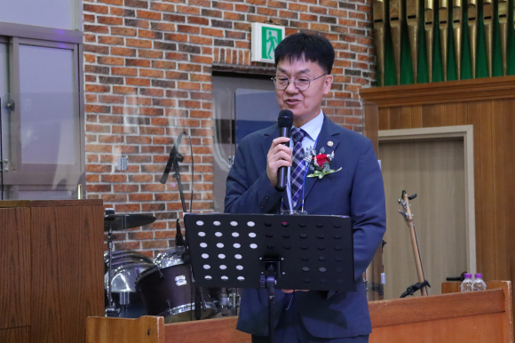 총무 박성용 장로가 내빈소개를 하고 있다