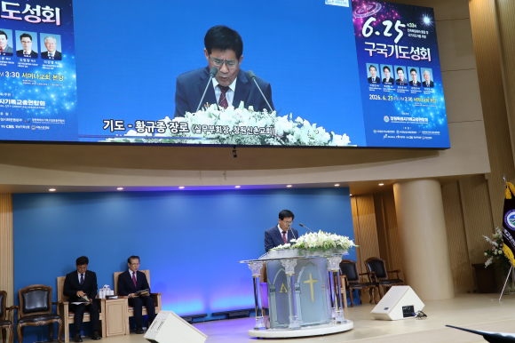 실무부회장 황규종 장로가 기도하고 있다