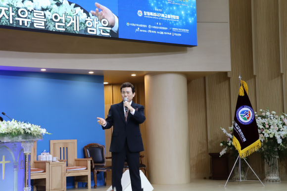 윤호균 목사가 설교에 앞서 찬양하고 있다