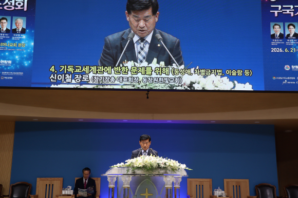 기독교세계관에 반한 사회 문제를 위해 신이철 장로가 기도하고 있다.