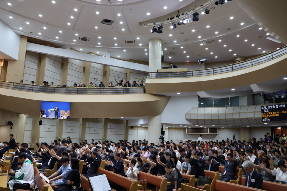 600여명의 성도들이 6.25를 기억하며 기도하고 있다.