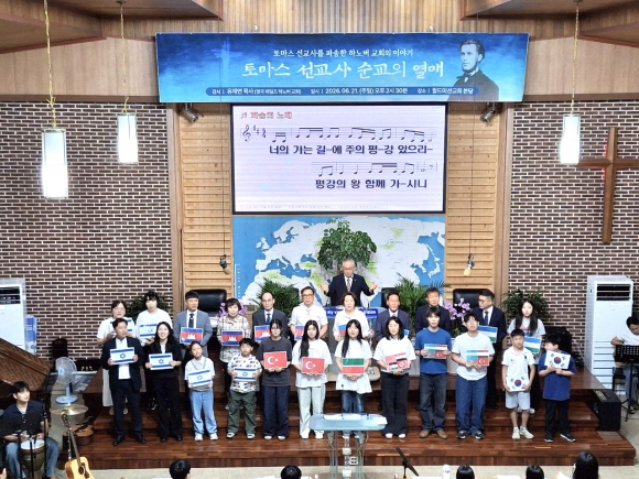 조희완 목사의 인도로 여름 단기선교팀 파송식을 진행하고 있다.