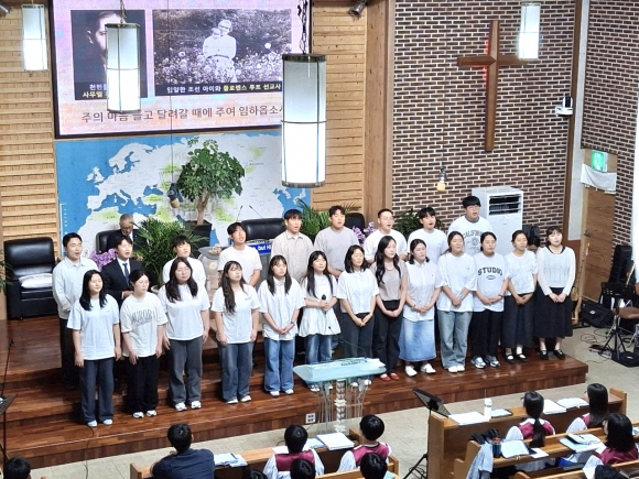 미전도종족 지역으로 1년 이상 학생선교사를 섬겼던 청년들이 특별찬양하고 있다.