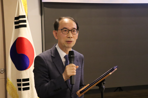 시상식 사회를 보고 있는 이사 최경진 목사