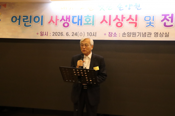 인사말을 전하고 있는 이성구 관장
