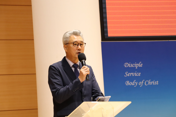 이상택 목사(회원동부교회)가 사회를 보고 있다.