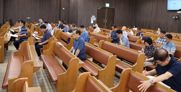 지난 6월 29일부터 30일까지 경남 진주시 석갑로에 위치한 삼일교회(문장환 목사)에서 한국동남성경연구원 여름세미나가 있었다.