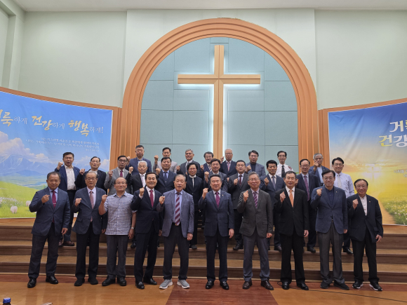 지난 6월 26일, 창원시 마산회원구 석전동에 위치한 성은교회에서 열린 경남목양회 6월 월례회 후 기념사진을 찍고 있다.