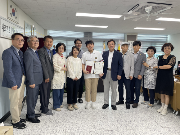 장학금 수여 후 기념사진을 찍고 있다.