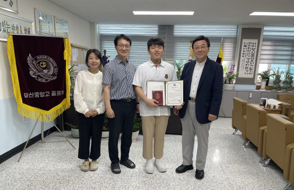 오른쪽부터 학교관계자와 정지훈 학생, 회장 배재권 장로