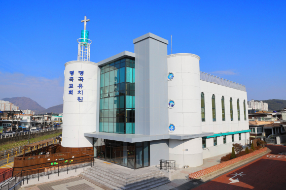지역사회 가장 어두운 곳에 묵묵히 빛을 밝히며 상처가 생기지 않는 공동체를 꿈꾸는 창원 명곡교회 전경