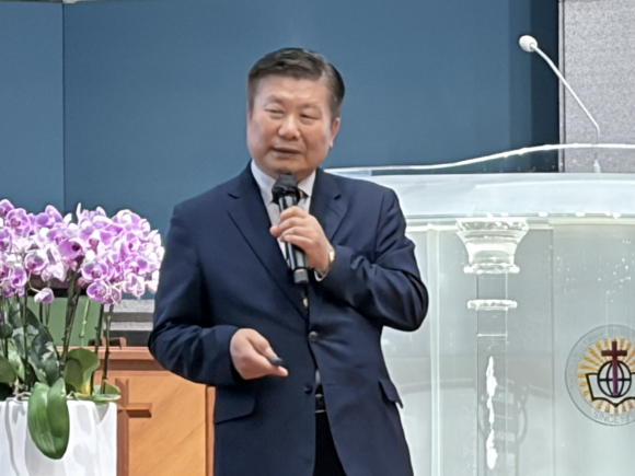 경기총 직전회장 박석환 목사(소금과빛교회)가 설교를 하고 있다.