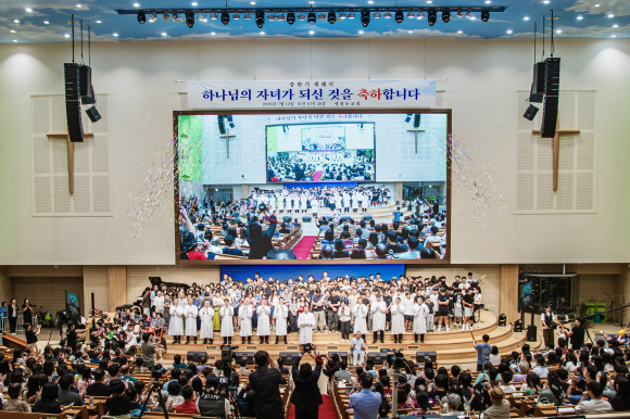 2026년 중반기 세례식 후 기념 사진을 촬영하고 있다.