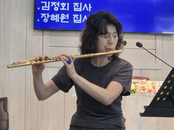 플루트 연주 중인 김정회 집사(마산가포교회)
