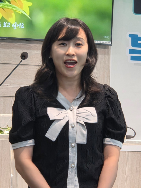창원시립합창단 단원인 소프라노 장혜원 집사(창원임마누엘교회)가 찬양을 부르고 있다.