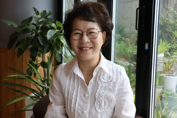 강수애 권사가 30여년간 전도해온 이야기를 하며 미소짓고 있다.