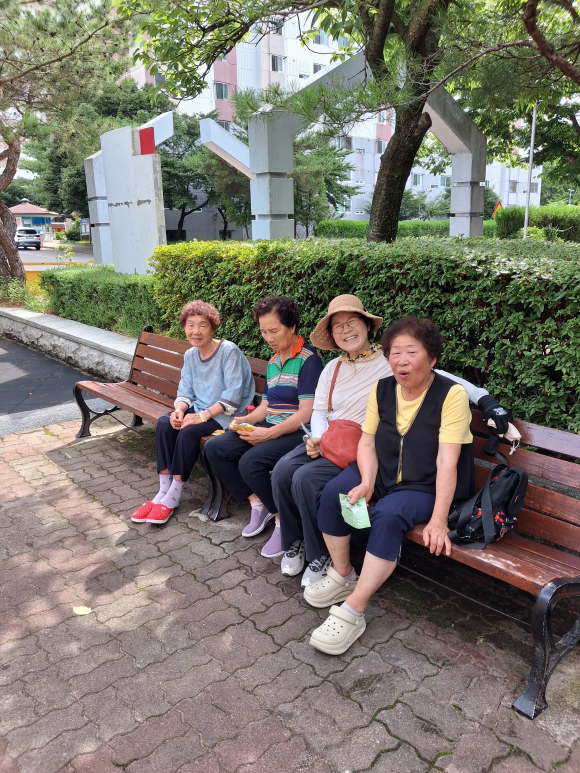 거리에서 만난 이들에게 복음을 전하며 인사를 하고 있다.