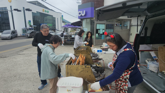 붕어빵 전도를 하고 있는 변영수, 이옥순 집사 부부