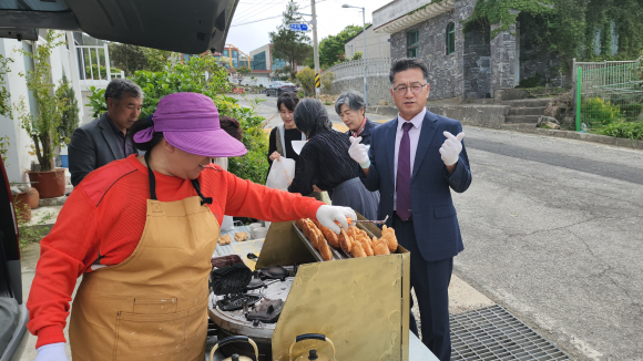 붕어빵을 굽고 있는 김옥순 집사