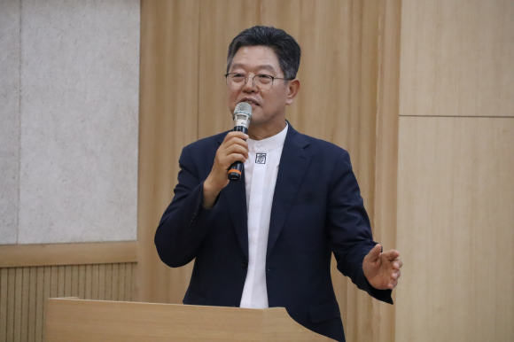 세미나 개최를 알리는 김상은 목사(산청교회)