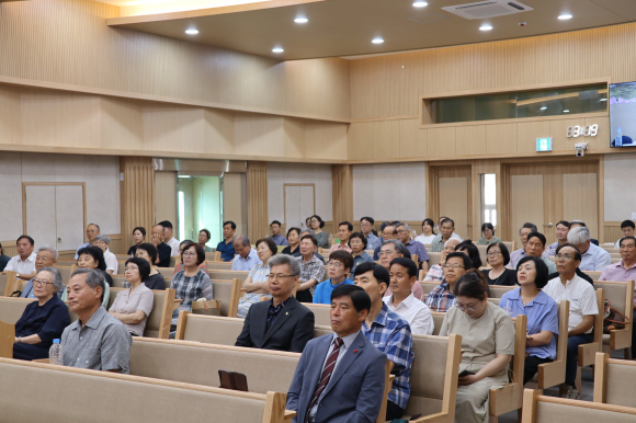 강의를 경청하고 있는 목회자 부부