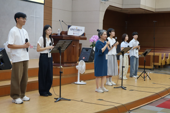 행사에 앞서 참석자를 축복하고 있는 최정화 국장과 찬양팀