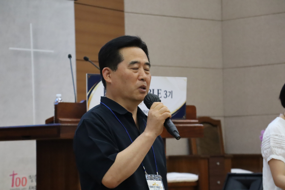 행사를 위해 기도하고 있는 원대연 목사(마산교회)