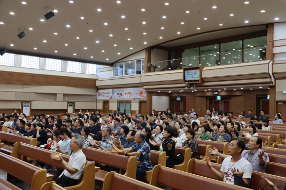 경남 각 지역에서 참석한 이들이 서로를 축복하고 있다.