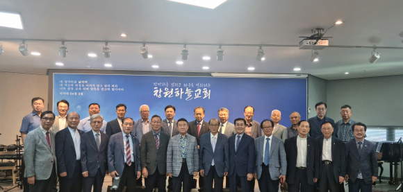7월 목양회를 마치고 기념사진을 찍고 있다.