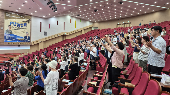 지난 8월 3일부터 5일까지 있었던 전국 여름연찬회에 참석한 전국 기독교사들이 찬양을 하고 있다.