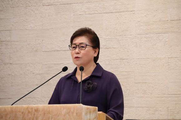 회개기도를 인도하고 있는 이경은 목사