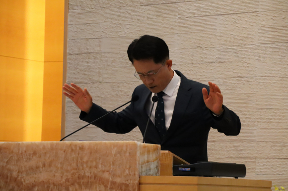 축도하고 있는 김영암 목사